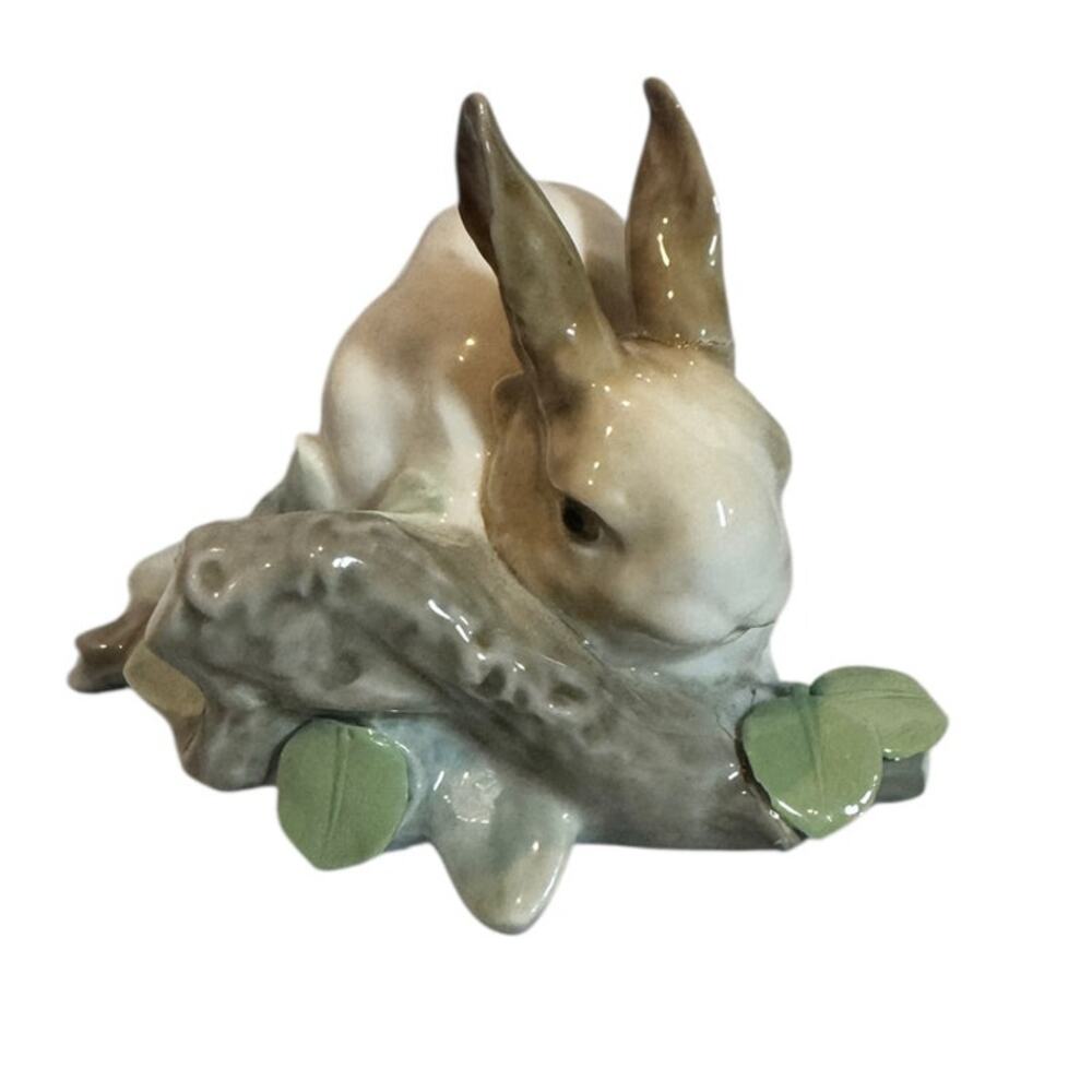 Lladró-Rabbit Eating, Model #4772 Retired ( 1971–1998)  see‎ description Easter